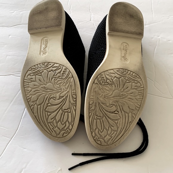 Lace up flat shoes 
Pre Worn SIZE US 7 1/2 - Picture 7 of 11